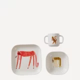 oyoy scandinavisch design ook voor de allerkleinste. een lust voor op tafel en prachtige afbeeldingen. van porselein dus vanaf het moment dat ze er groot genoeg voor zijn